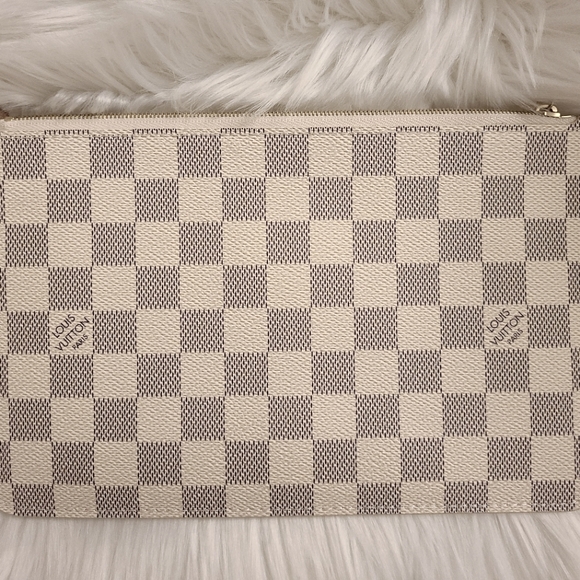 🤍Louis Vuitton Wristlet🤍 - Picture 4 of 14